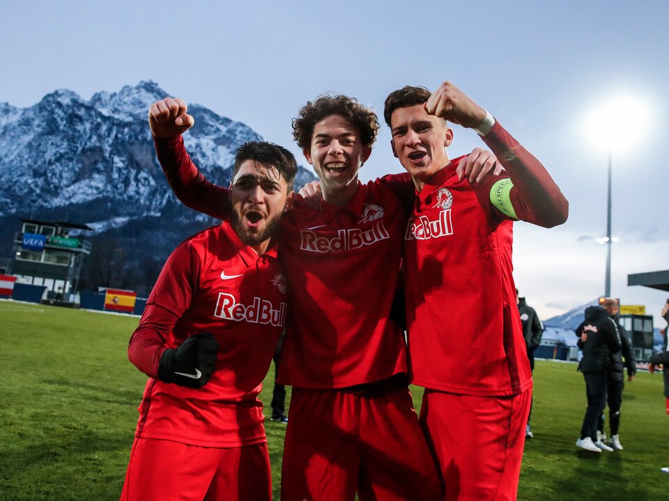 Tolgahan Sahin, Dijon Kameri and Kapitän Lukas Wallner | © Jasmin Walter - FC Red Bull Salzburg/FC Red Bull Salzburg via Getty Images